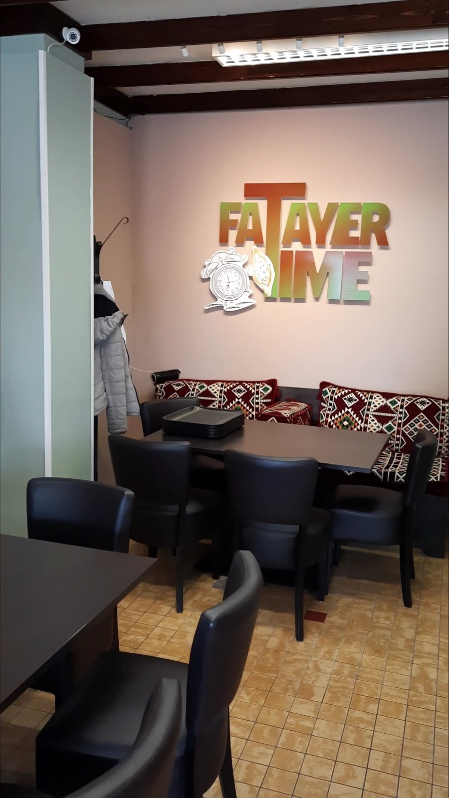 Interieur met traditionele Syrische zitkussens