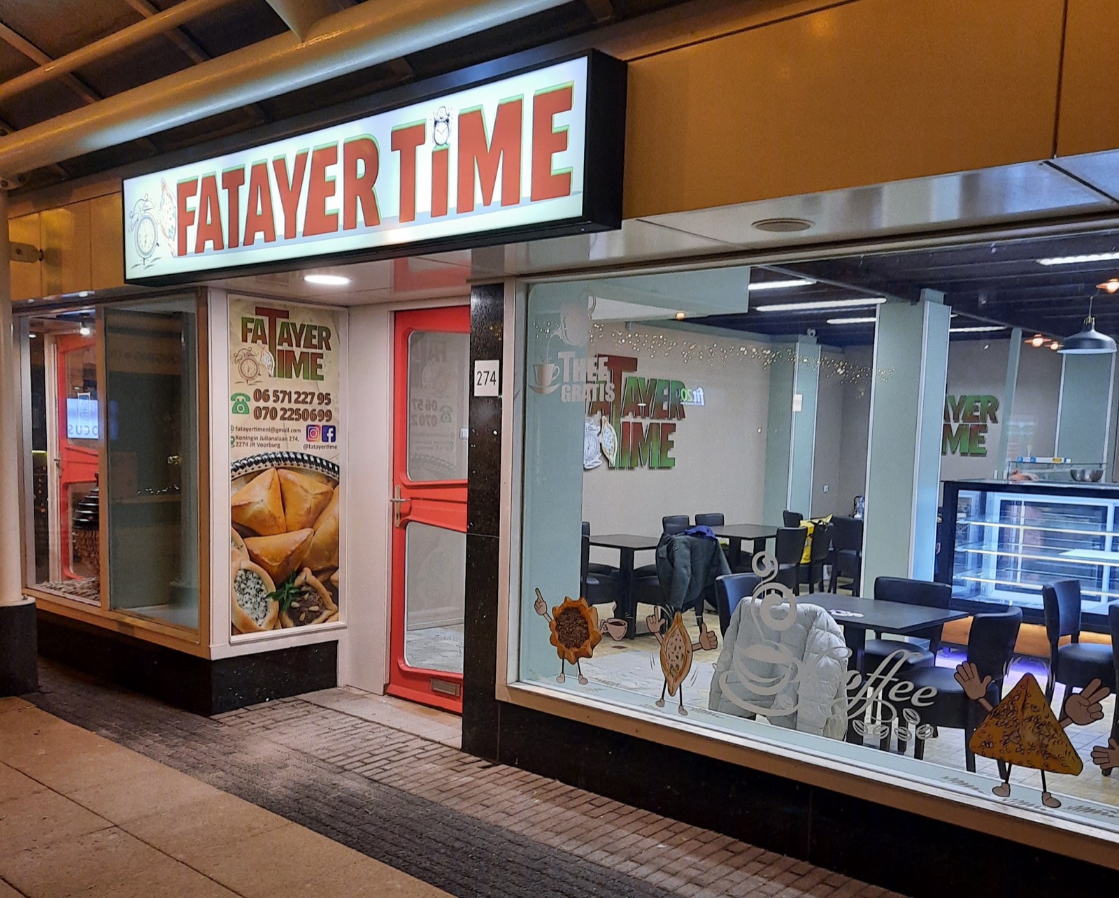 Storefront met merkstickers